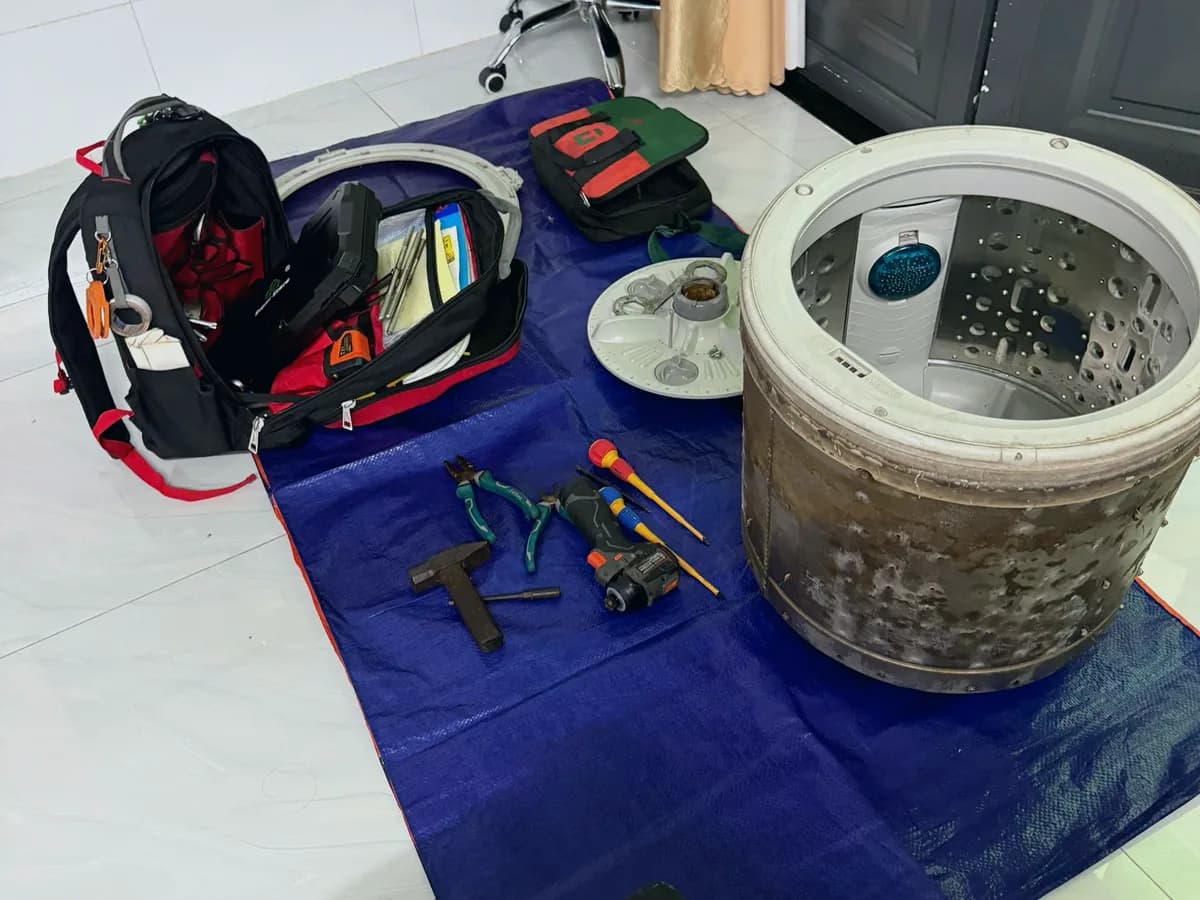 Hoàn tất công việc, dọn dẹp sạch sẽ khu vực trước khi bàn giao